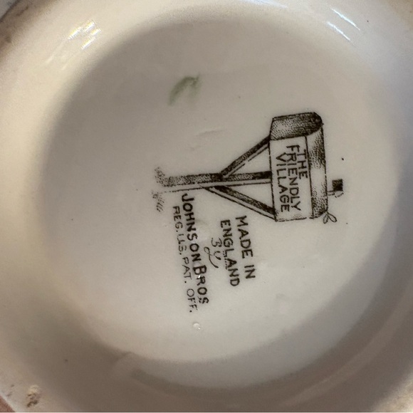 Elegant Ceramic Teapot with Scenic Design The Friendly Village - Picture 5 of 6